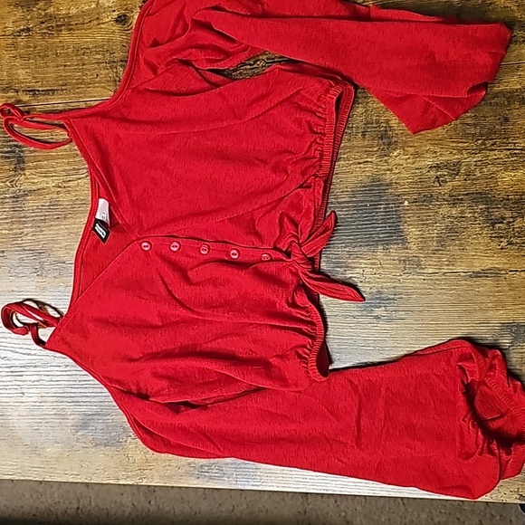 H&M Tops - H&M Cold Shoulder Crop Small